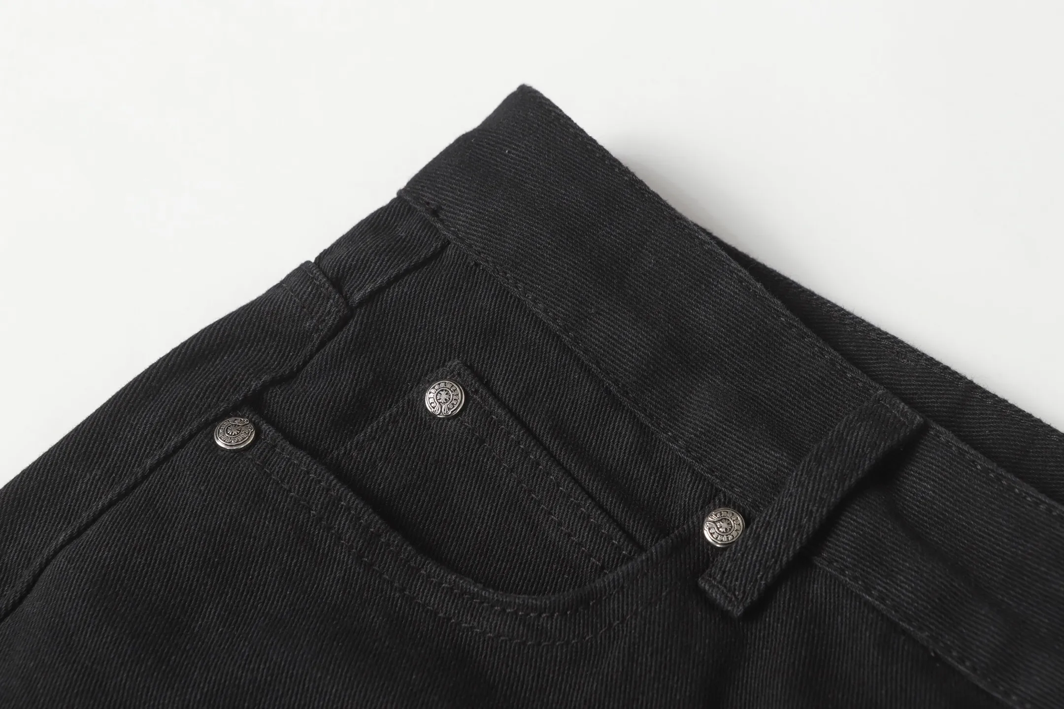P260 Cross-border model, please do not place an order if you are pursuing quality -Chrome Hearts/Chrome Heart Cross✝️Applied leather embroidered washed jeans, trousers and casual pants -High weight, high density and high quality. The wool is soft, delicate and skin-friendly. It feels soft and silky. It has excellent warmth and skin-friendly properties. -Size: 28 30 32 34 36